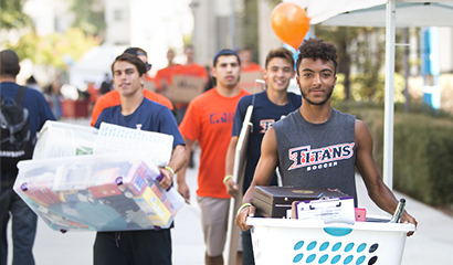 CSUF students moving in to housing